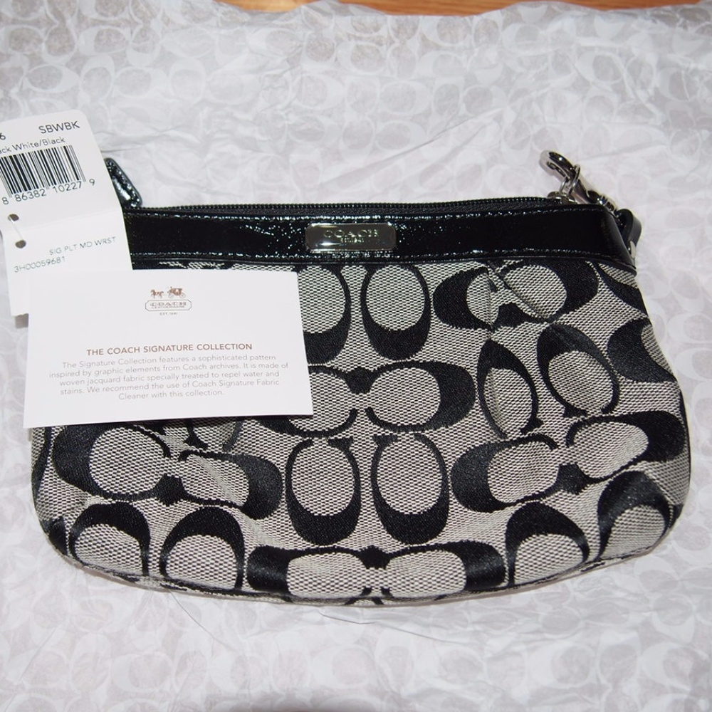 * NWT Coach Signature Pleated Md Wristlet F47206